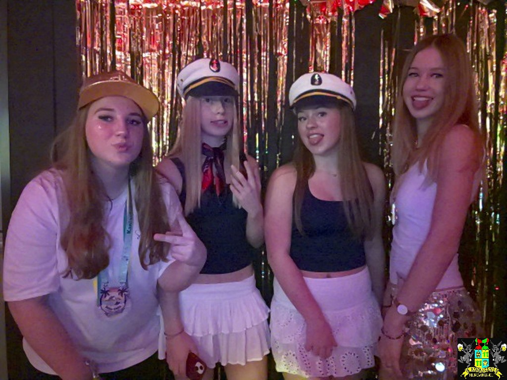 ../Images/Jeugd Opwarmbal Photobooth 071.jpg